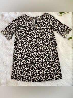 NWT Agnes & Dora Ivory Taupe Cheetah Notch V Tee | Stretch | Casual | Size XS